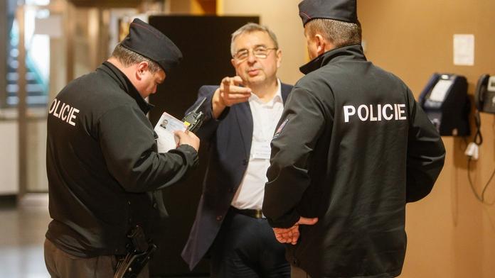 Tajemník SPD posílal gaye, Židy a Romy do plynu, tvrdí ministryně
