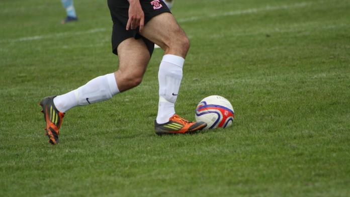 Fotbalista se schoval před únosci pod postel, místo něj odvedli jeho rodinu