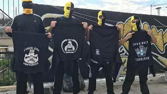 Řežba ve vlaku! Chuligáni z Atén napadli tyčemi příznivce AC Milán!