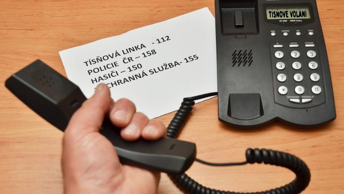 Perličky z linky 158: Z okna letí mrtvá sousedka, muž tančí u auta