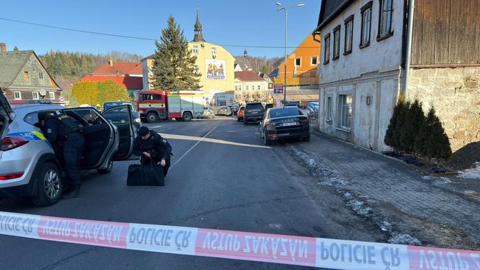 Incident v Chřibské: Útočník měl u sebe čtyři nelegálně držené zbraně, vystřílel desítky nábojů