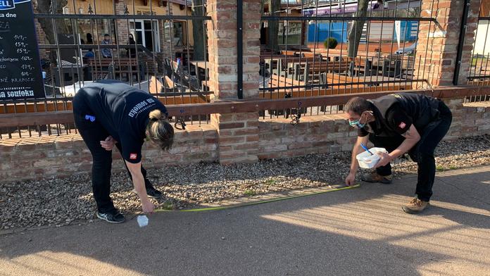 Lidé se shlukovali u stánku s pivem, přijela policie, kreslily se rozestupy