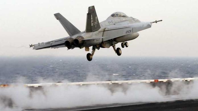 Americká F-18 se zřítila na britském venkově, pilot zahynul