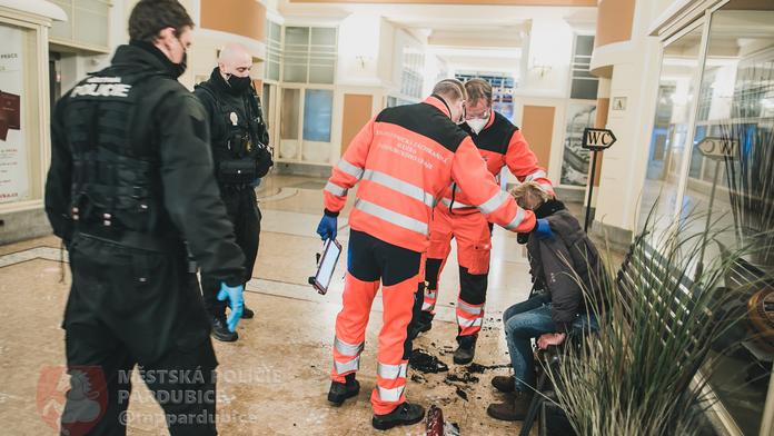 Opilou ženu ožehla hořící louže alkoholu, uhasit ji museli strážníci