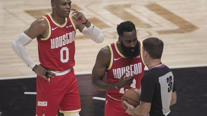 Obrovská chyba rozhodčích v NBA. Harden jen nevěřícně koukal