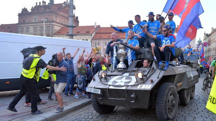 Oslavy v Plzni: Hráči přijeli tanky! M***y pražský, řval manažer Šádek