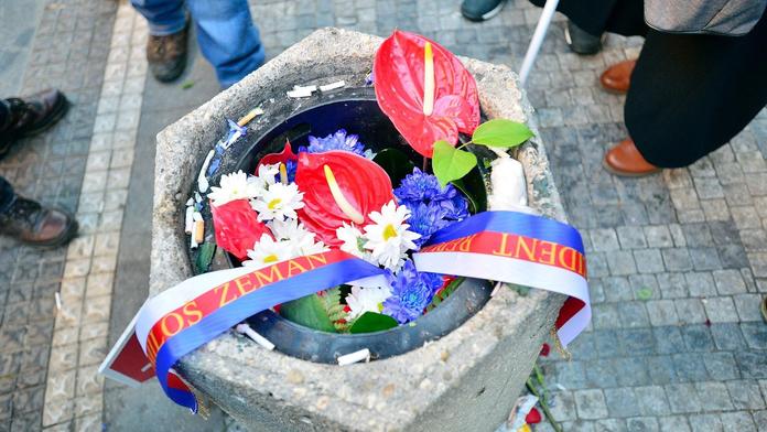 Květiny politiků vyhodili aktivisté do koše. Už znají svůj trest
