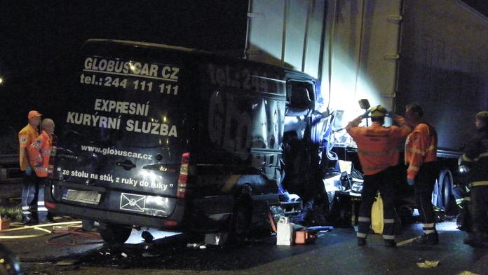 Dodávka narazila v Praze do kamionu, spolujezdkyně nepřežila