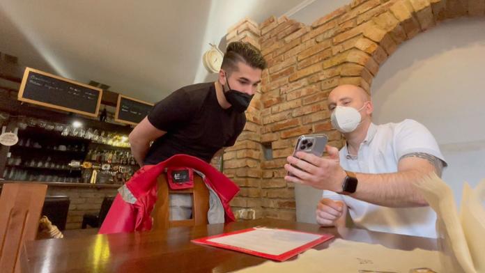 Útoky hostů i pokusy o podvod. Jak opatření zasáhla restaurace či holičství