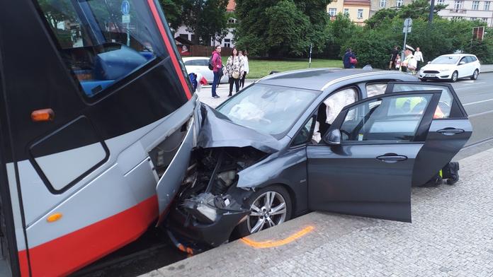 Srážka osobního vozu a tramvaje v ulici Zenklova