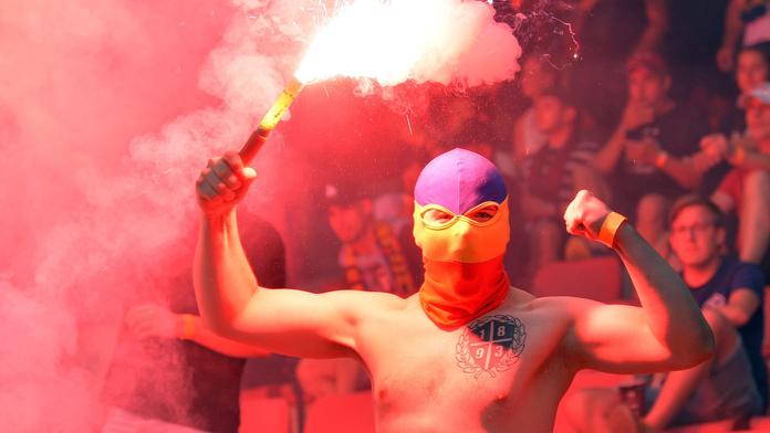 Fanoušek Sparty se světlicí v ruce