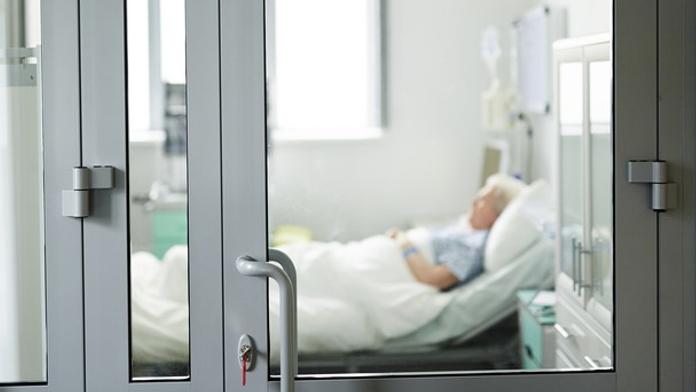 Přibylo 239 nakažených koronavirem, jen minimum lidí končí v nemocnicích