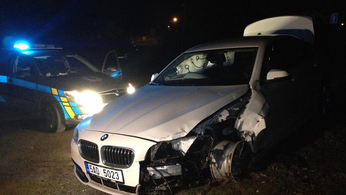 Policistům ujíždělo BMW, mladá řidička neměla řidičák a byla opilá
