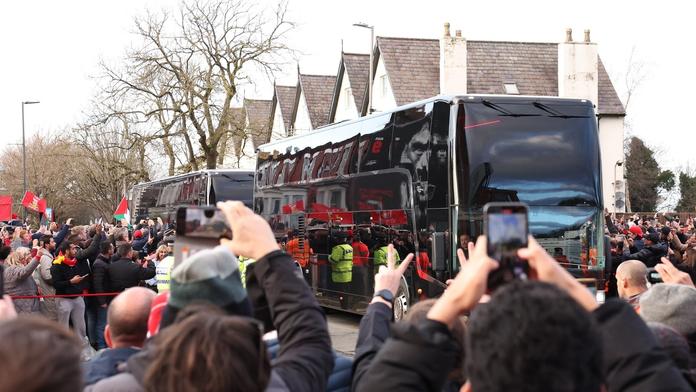 Zuřivý fanoušek zaútočil na autobus United. Hozená lahev rozbila okno