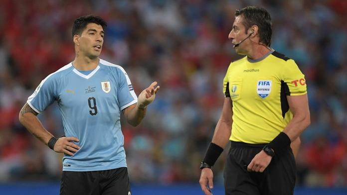Suárez chtěl penaltu za ruku, pak si uvědomil, že je to brankář