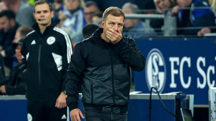 Král je bez trenéra. Vedení Schalke se po špatných výsledcích rozhodlo pro změnu