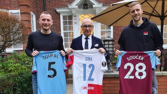Slavia spojila síly s West Hamem, bojuje za zdraví sedmileté fanynky