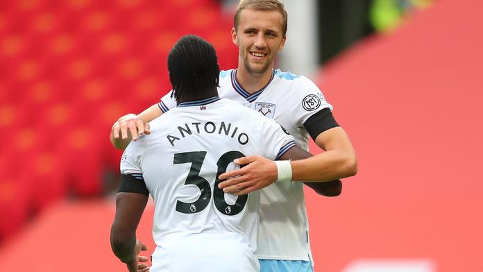 Součkův West Ham se díky remíze zachránil, Liverpool přestřílel Chelsea