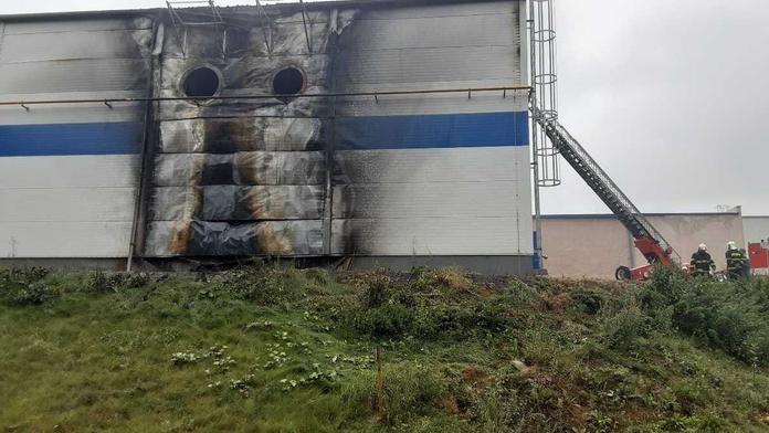 Požár haly na Vysočině likvidovalo osm jednotek hasičů, vyhlásili 2. stupeň poplachu