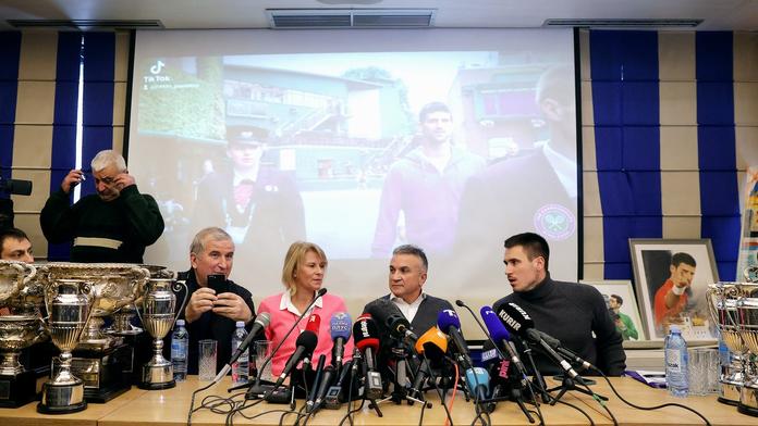 Můj syn byl mučen, stěžuje si Djokovičova matka. Tenista už si zatrénoval