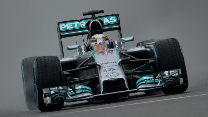 V Monaku se prohánějí formule, úvodní trénink ovládl Hamilton