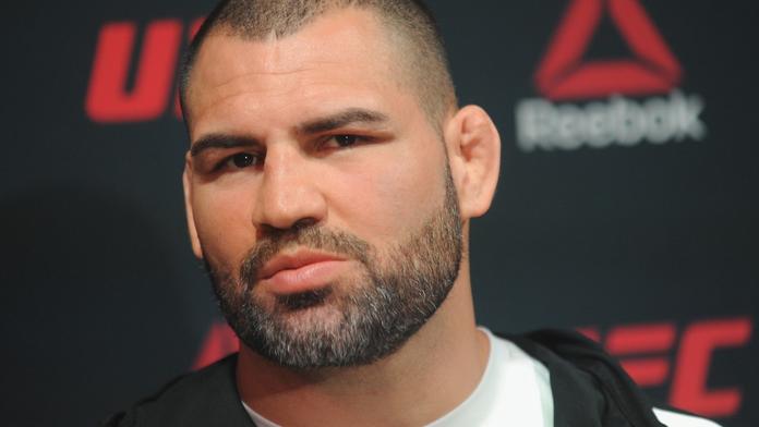 Velasquez je zraněn. Werdum bude obhajovat titul proti Miocicovi!