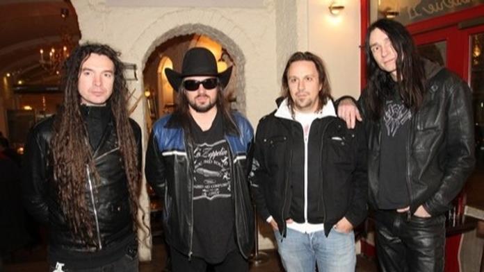 Bubeník známé české rockové kapely v slzách! Zemřel jeho slavný tatínek