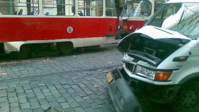 Tramvaje po nehodě v ranní špičce dvacet minut stály