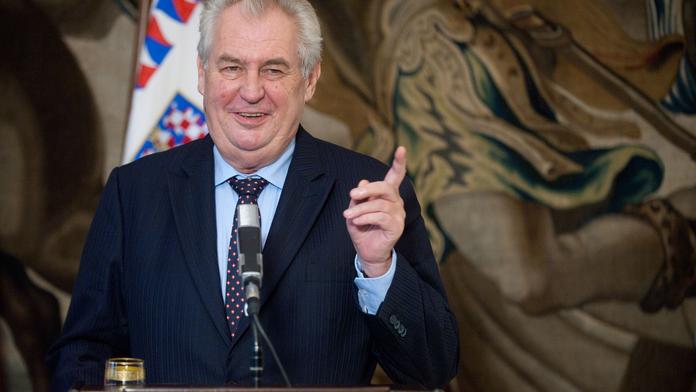 Národ truchlí nad mrtvými z Brodu a Zeman mezitím žertoval o smrti