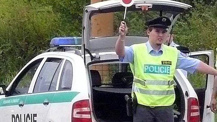 Dělal, že zvrací. Šofér bez řidičáku chtěl napálit policisty