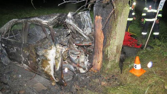 Auto po nárazu do stromu pohltily plameny, řidič zůstal zaklíněný uvnitř
