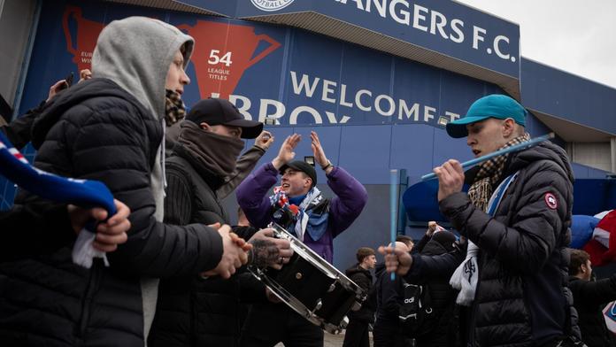 Další malér pro Rangers. Fanoušci posprejovali týmový autobus soupeře