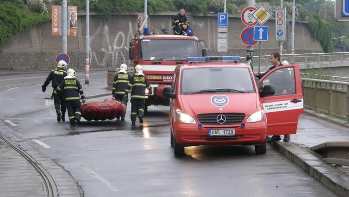 Žena skočila do řeky, chtěla se zabít. V ledové vodě si to rozmyslela