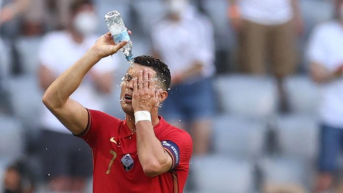 Pití vody přináší své ovoce. Ronaldo předvedl striptýz na Euru