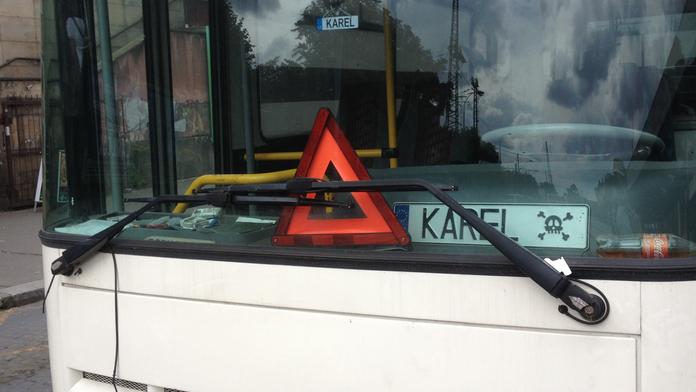 Vrak autobusu na Smíchově úřady nezajímá. Budou čekat na nehodu?
