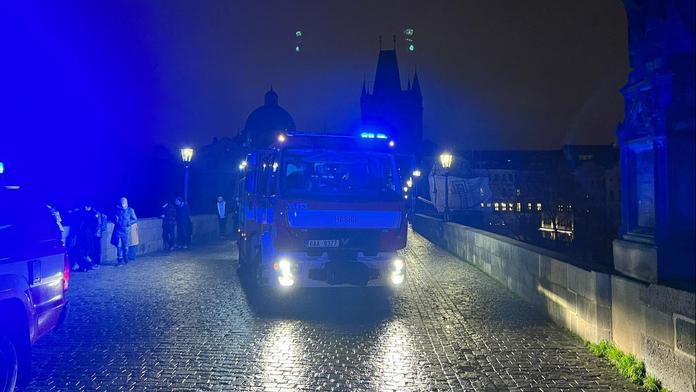 Muž spadl z Karlova mostu do Vltavy, zachránili ho hasiči na člunu