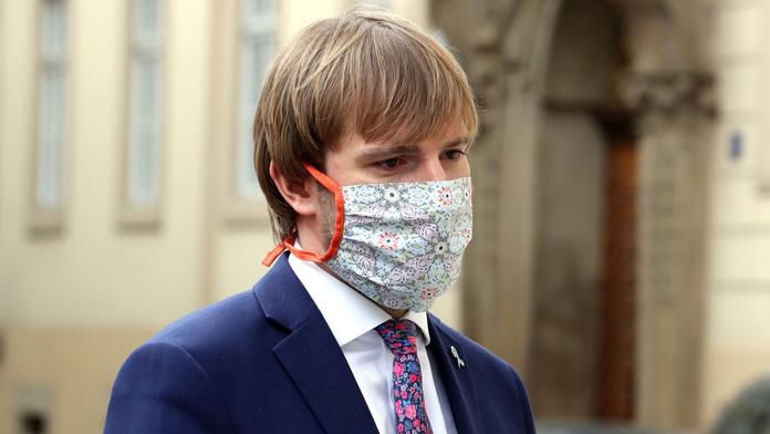 Ministr si obhájil nákupy roušek bez certifikátu. Mít ho nemusely