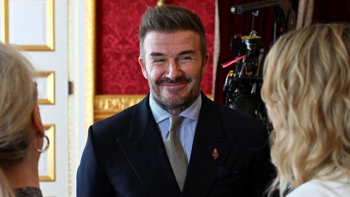 Beckham oslavil rytířský titul, matku a sestru vzal jen do levného bistra