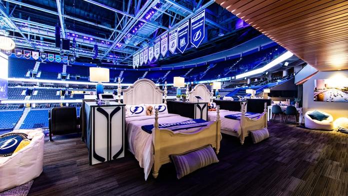 Tampa nabízí unikátní možnost: Noc v Amalie Areně se Stanley Cupem