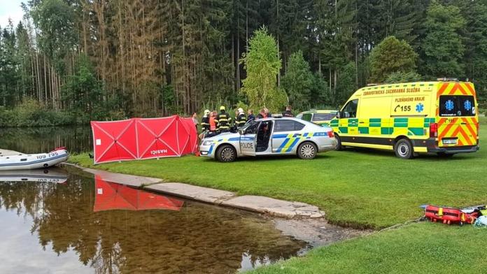 Tragédie při rybaření na Plzeňsku. Bezvládného muže vytáhli z vody hasiči