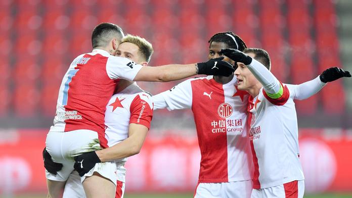 Slavia dál válí, Kuchta znovu pálil ostrými. Záchranářská bitva přinesla remízu