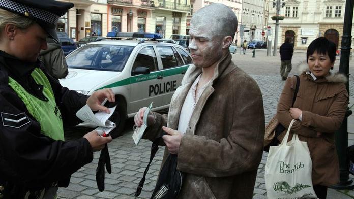 Krvavá show v Plzni: umělec šokoval policii i záchranáře