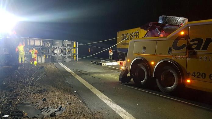 Převrácený kamion uzavřel dálnici D5, nabouralo do něj další auto