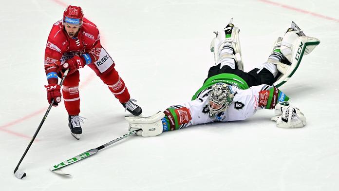 Sudí uznal sporný gól Třince. Regule říkají něco jiného, zuří Bruslaři