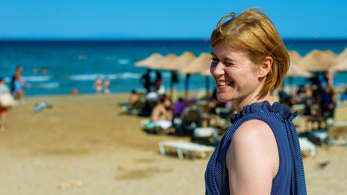 Řeckou pláž obsadil nezvaný host. Turisté se smějí i utíkají pryč