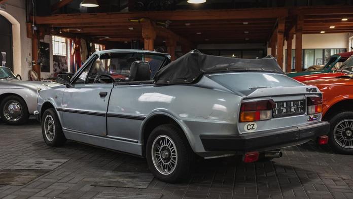 Na prodej je raritní kabriolet: Vyměnili byste škodovku z roku 1985 za porsche?