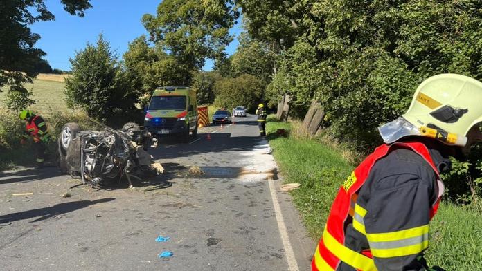 Smrtelná nehoda na Bruntálsku: Auto s mladými lidmi skončilo zdemolované