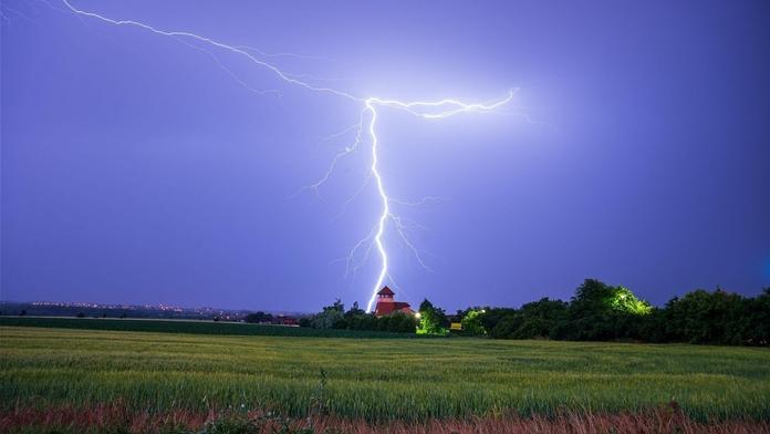 Maďaři kvůli nesprávné předpovědi počasí zrušili oslavy. Teď za to padají hlavy