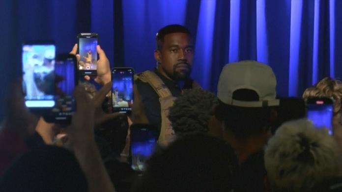 Kanye West odstartoval předvolební kampaň v slzách a neprůstřelné vestě
