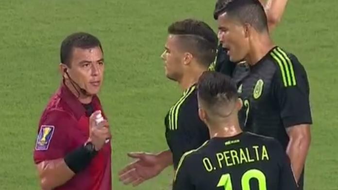 Útok na hráče! Sprej se vymkl kontrole arbitra, odnesl to Corona